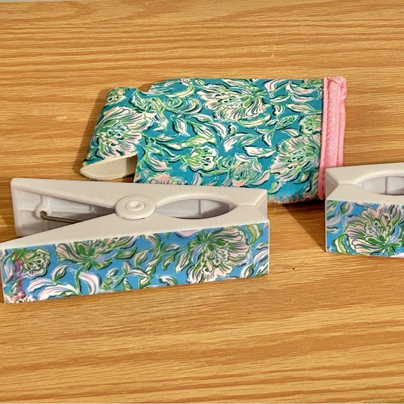 Lily Pulitzer Beach Day Pouch! ✨ - Picture 5 of 8